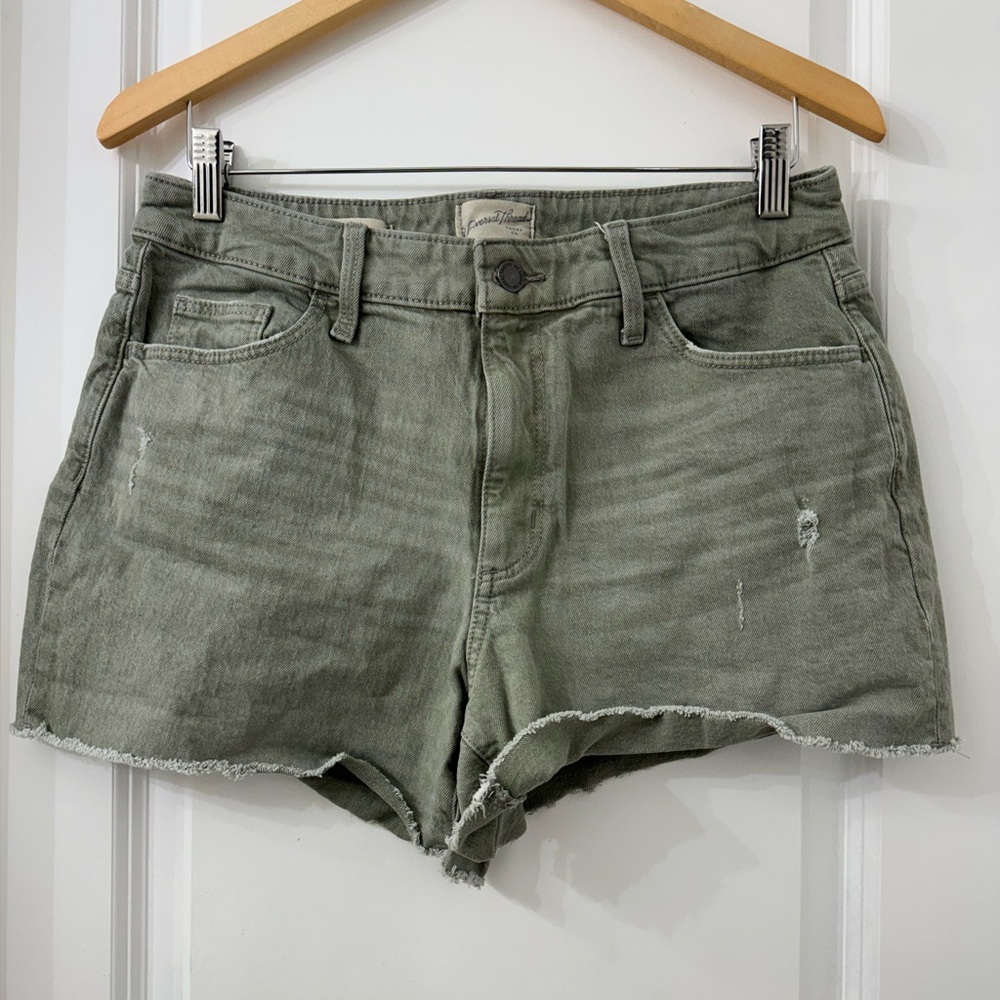 Universal Threads shorts, size 10/30, fabric info on pictures, good conditions